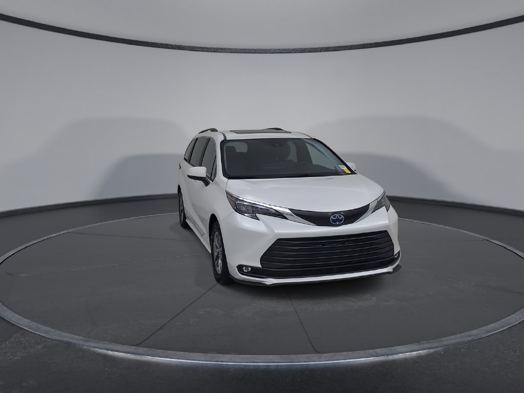 Used 2025 Toyota Sienna XLE FWD image 4