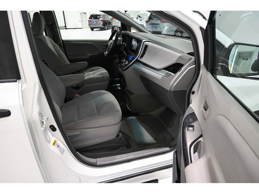 Used 2015 Toyota Sienna L FWD image 15