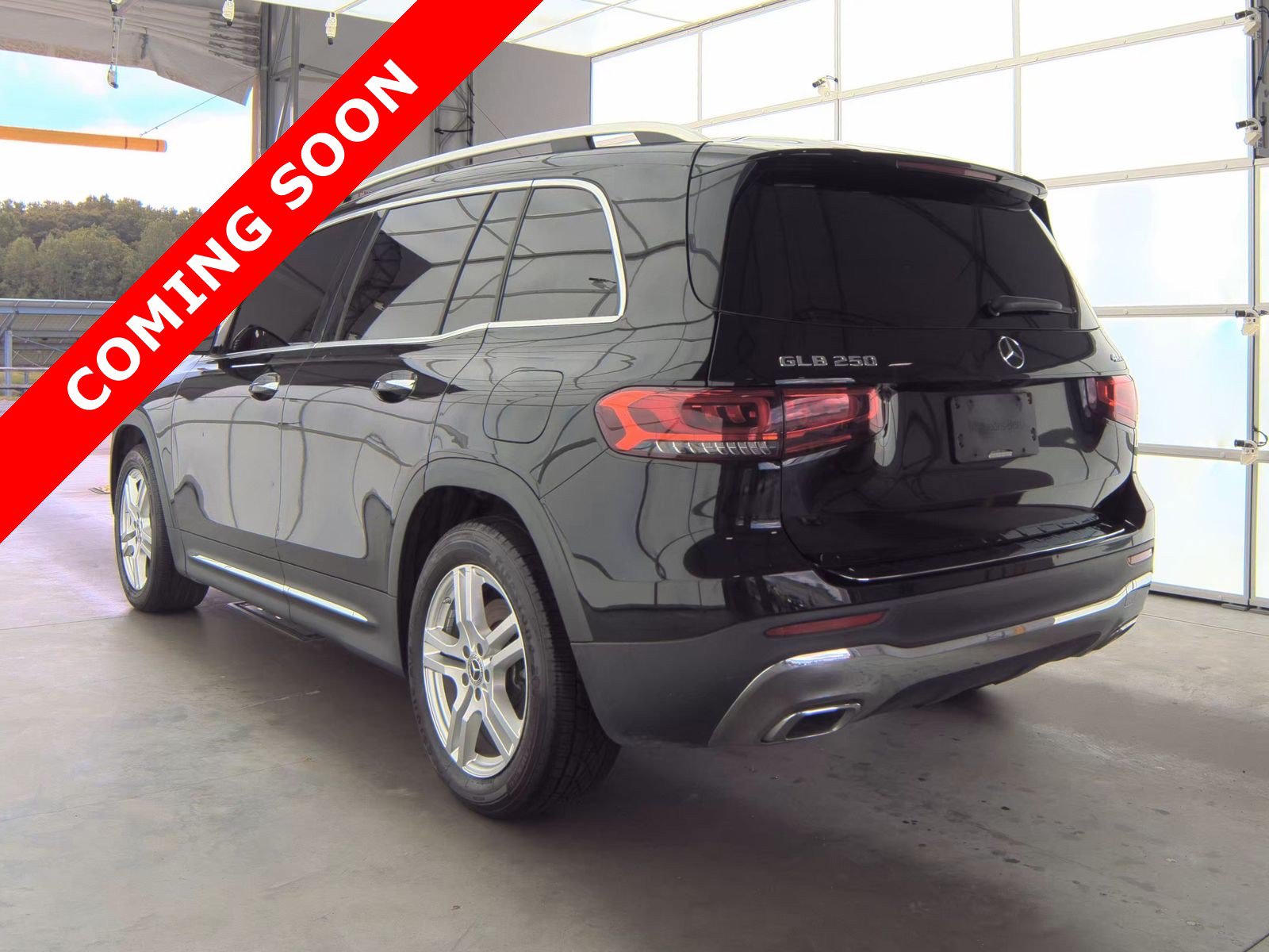 Used 2021 Mercedes-Benz GLB 250 4MATIC w/ Premium Package image 5