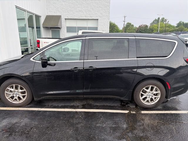 Used 2024 Chrysler Pacifica Touring-L FWD image 8