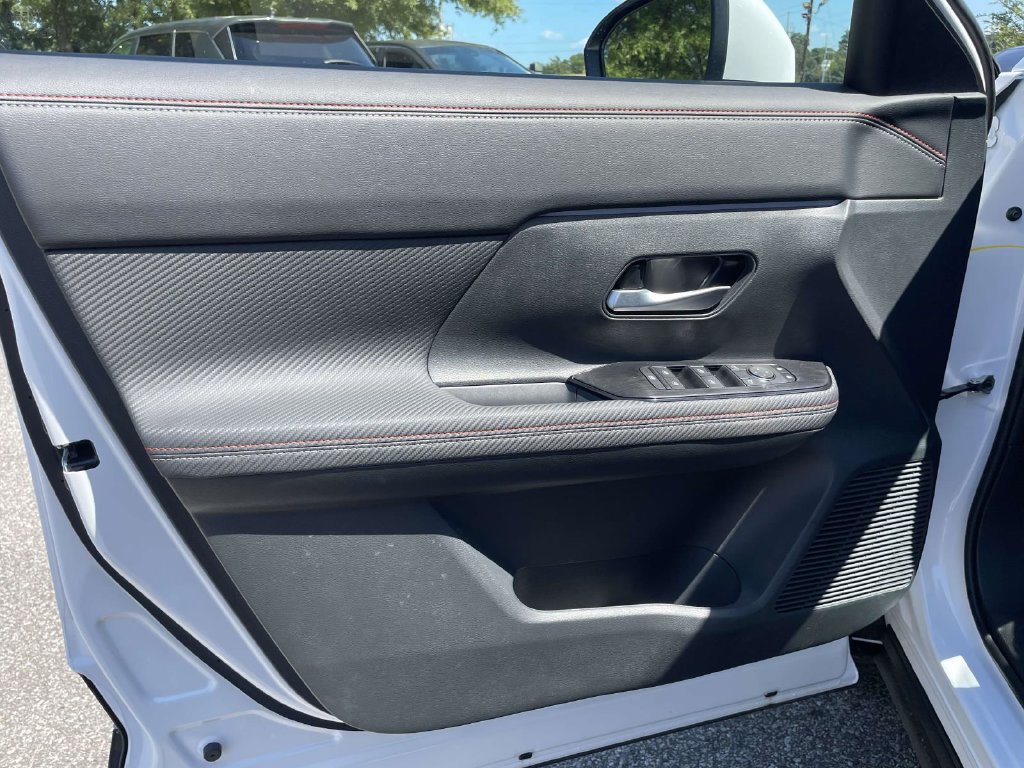 Used 2025 Nissan Kicks SR FWD image 16