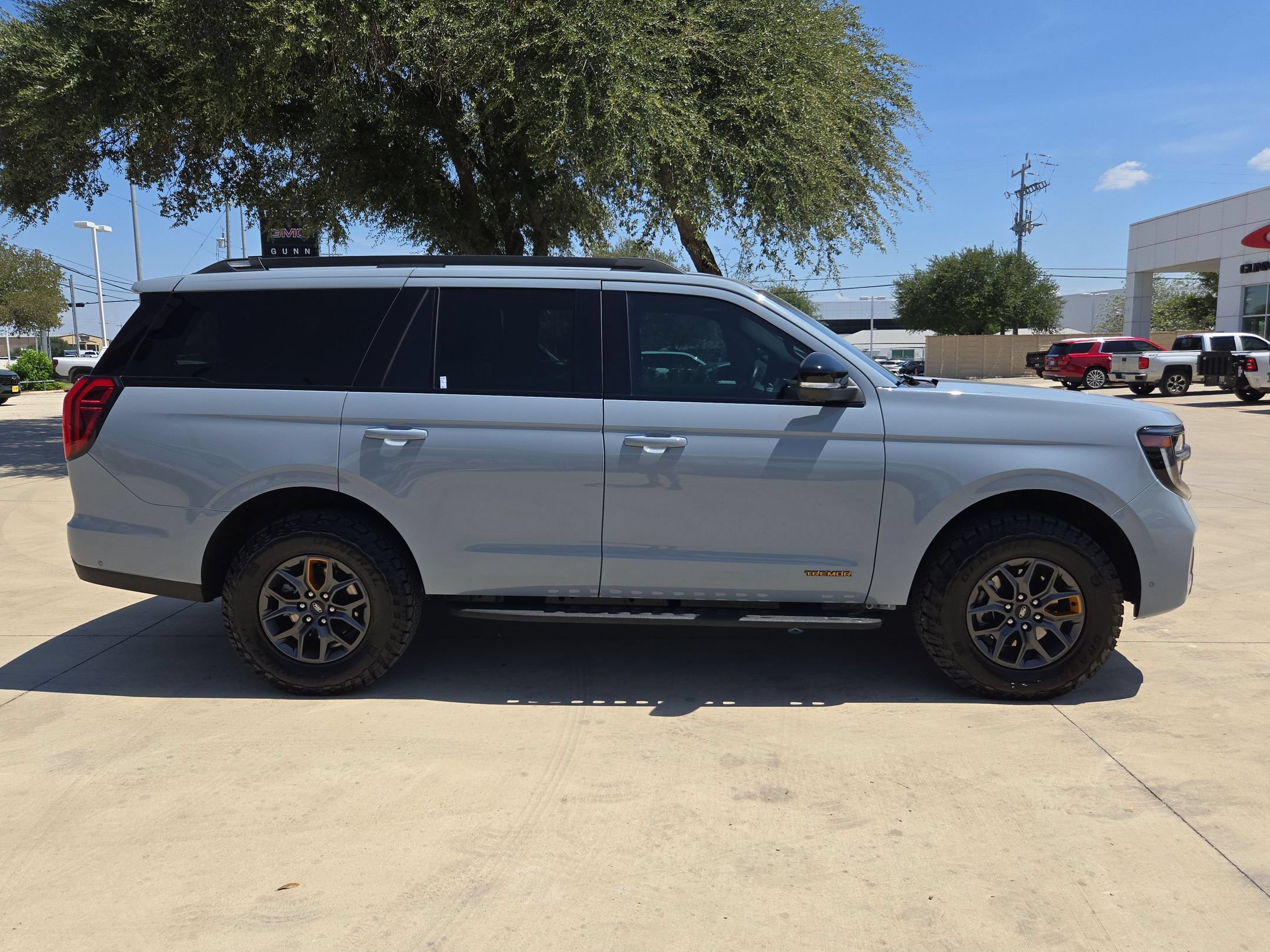 Used 2025 Ford Expedition Tremor AWD/4WD image 2