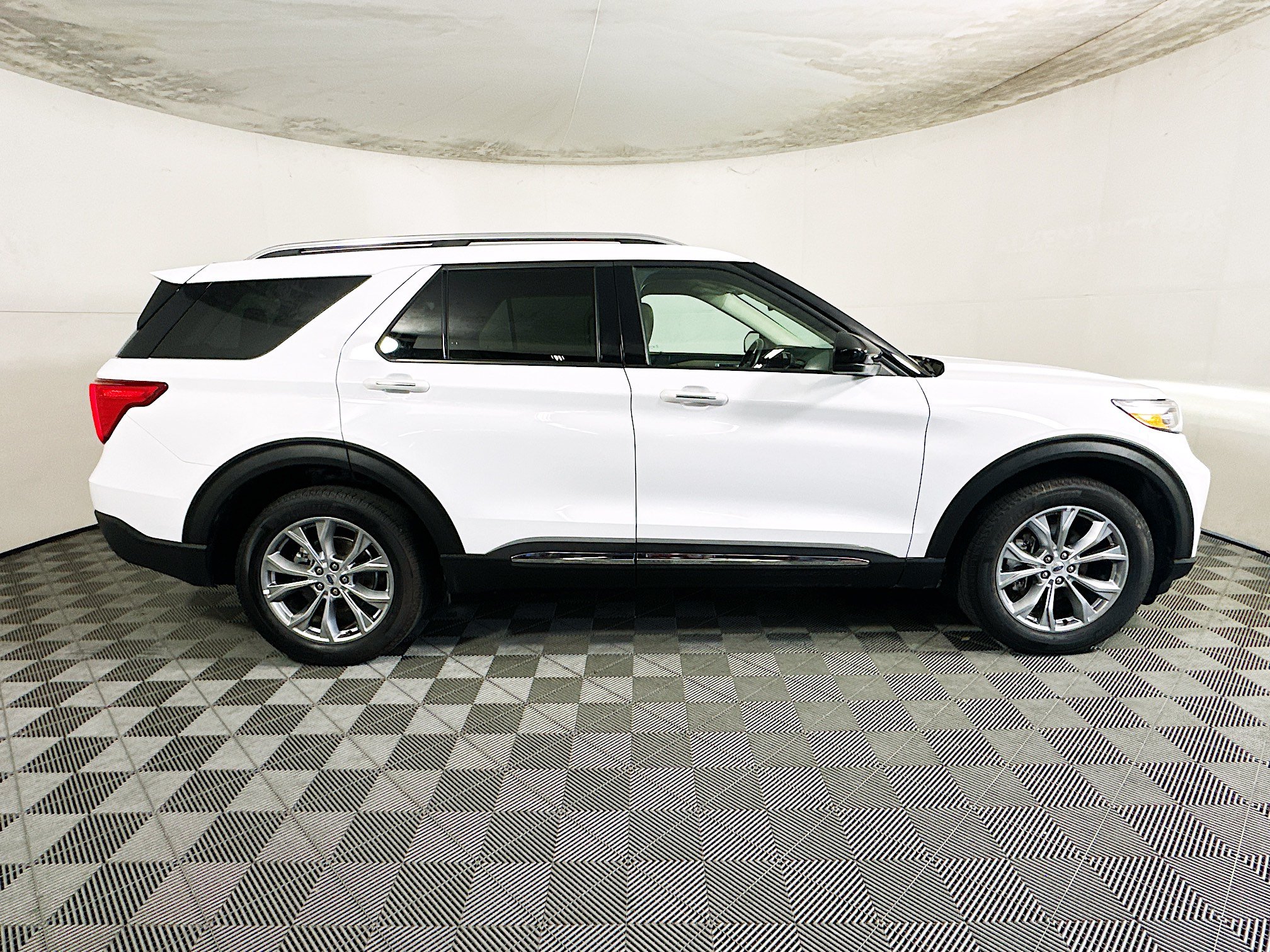 Used 2024 Ford Explorer Limited AWD/4WD image 2