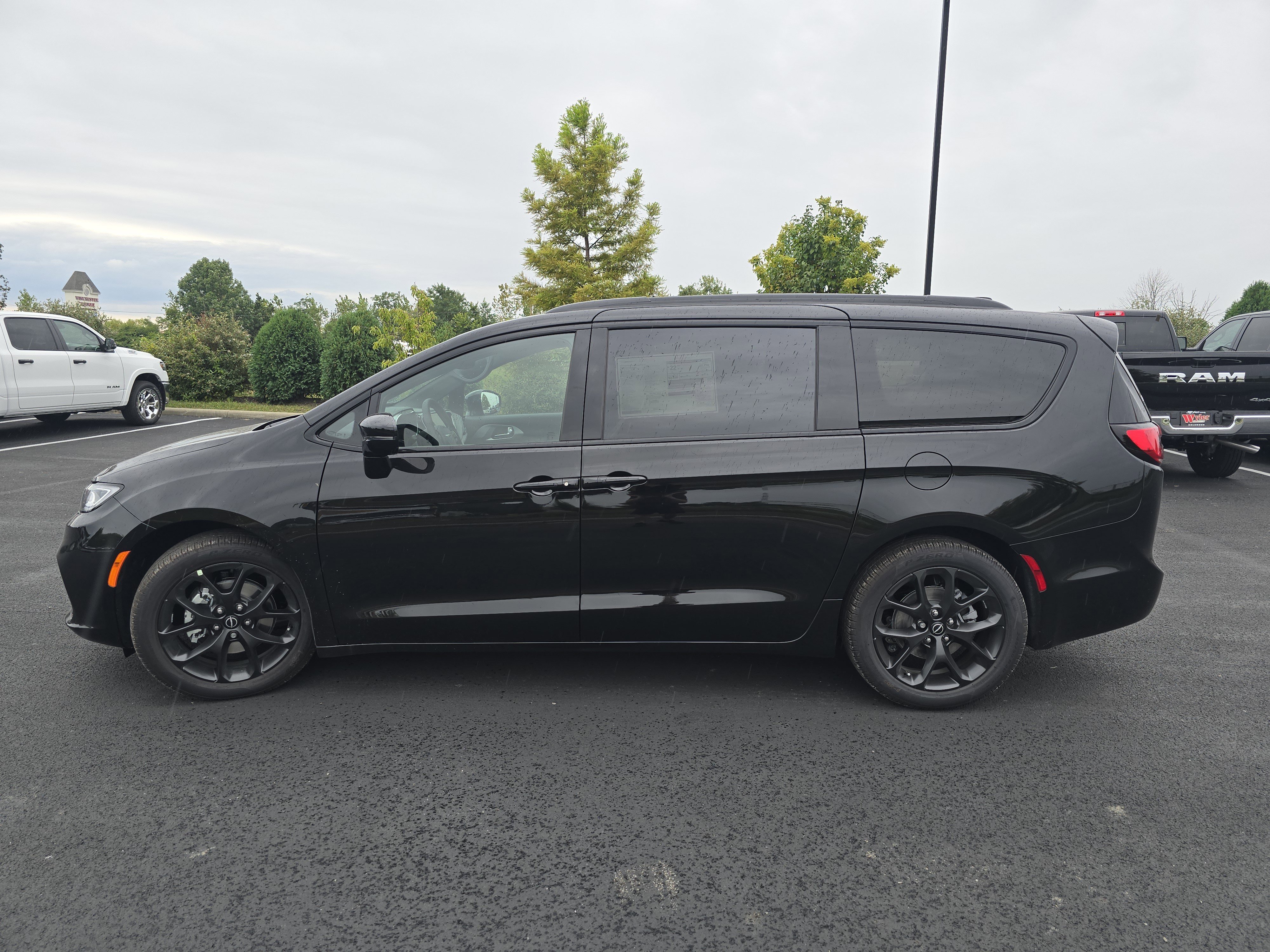 New 2026 Chrysler Pacifica Limited w/ S Appearance Package image 15