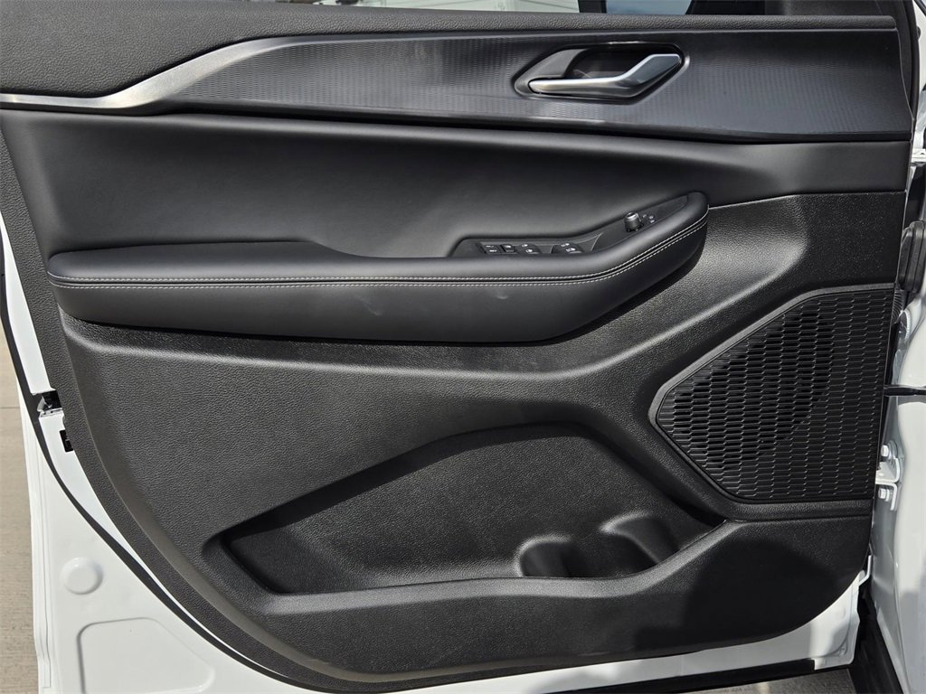 New 2025 Jeep Grand Cherokee L Laredo image 16