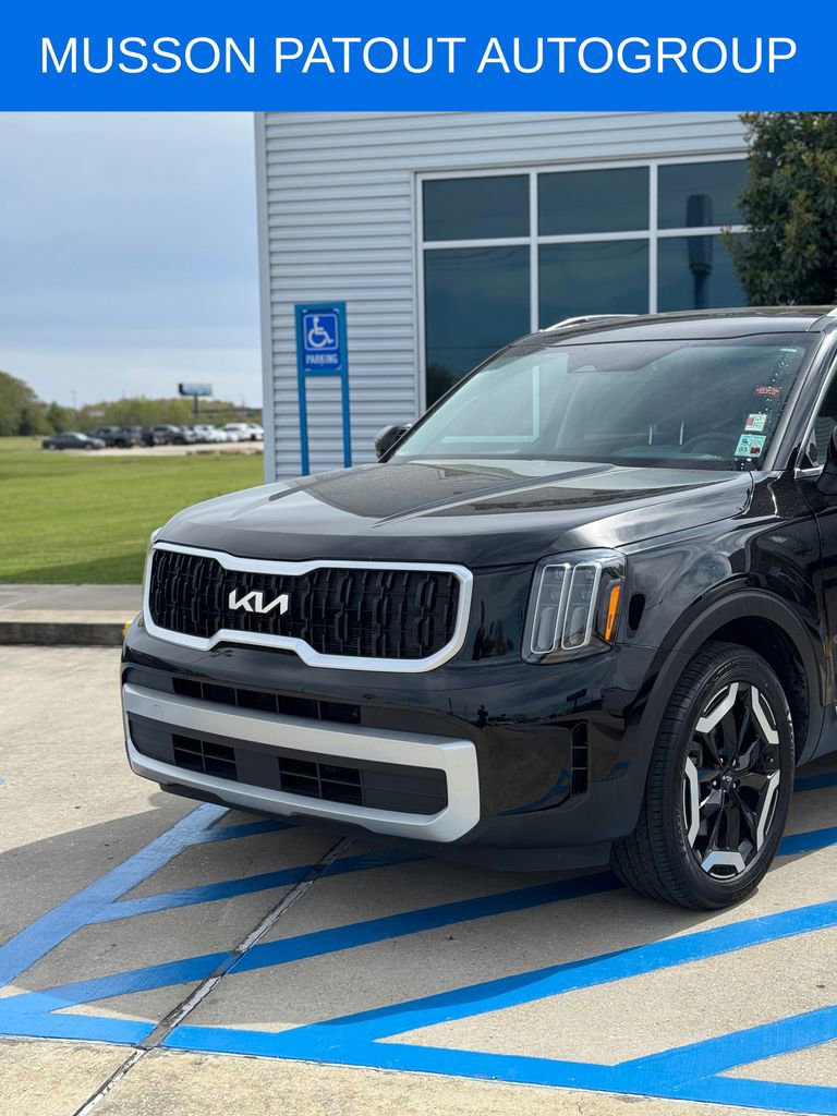 Used 2024 Kia Telluride EX w/ EX Captain's Chair Package image 2