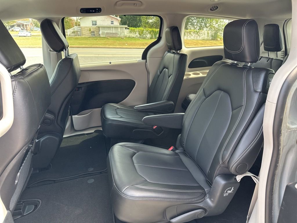 Used 2024 Chrysler Pacifica Touring-L image 12