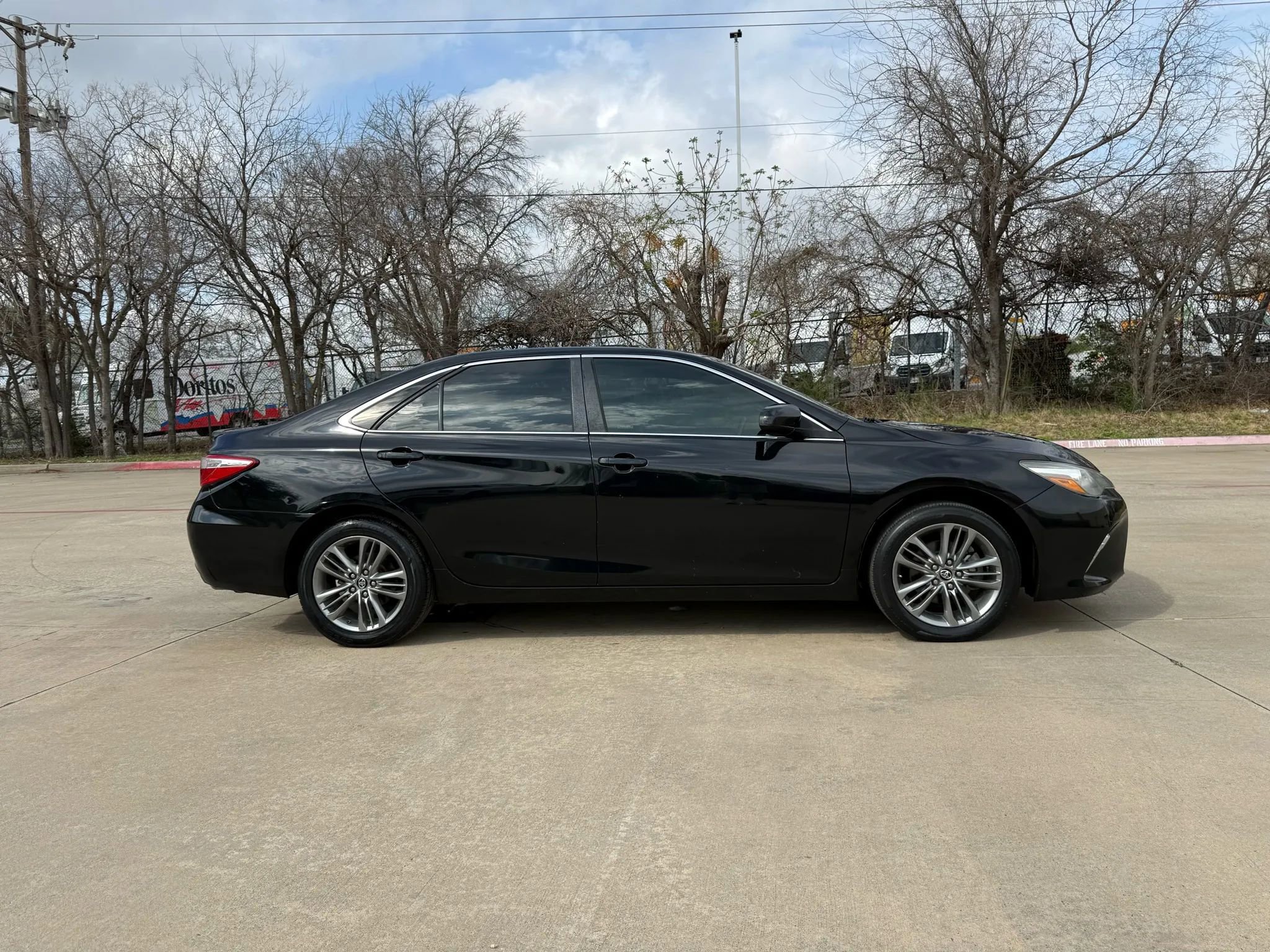 Used 2017 Toyota Camry SE image 6