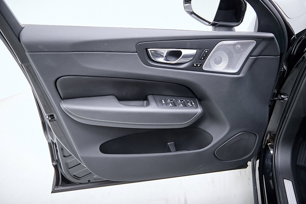 Certified 2023 Volvo XC60 B6 Ultimate w/ Protection Package Premier image 10