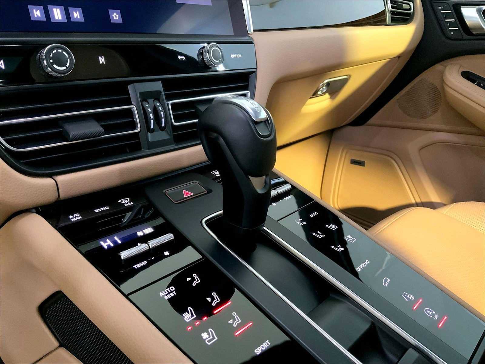 Certified 2023 Porsche Macan image 17