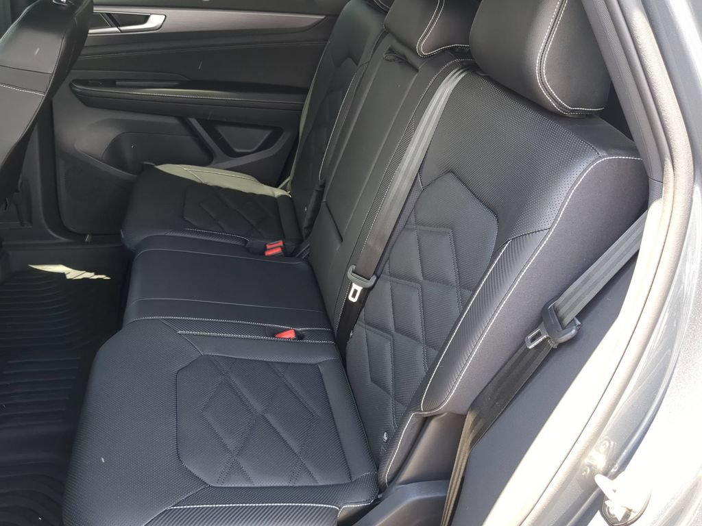 Used 2025 Volkswagen Atlas Cross Sport SE FWD image 18