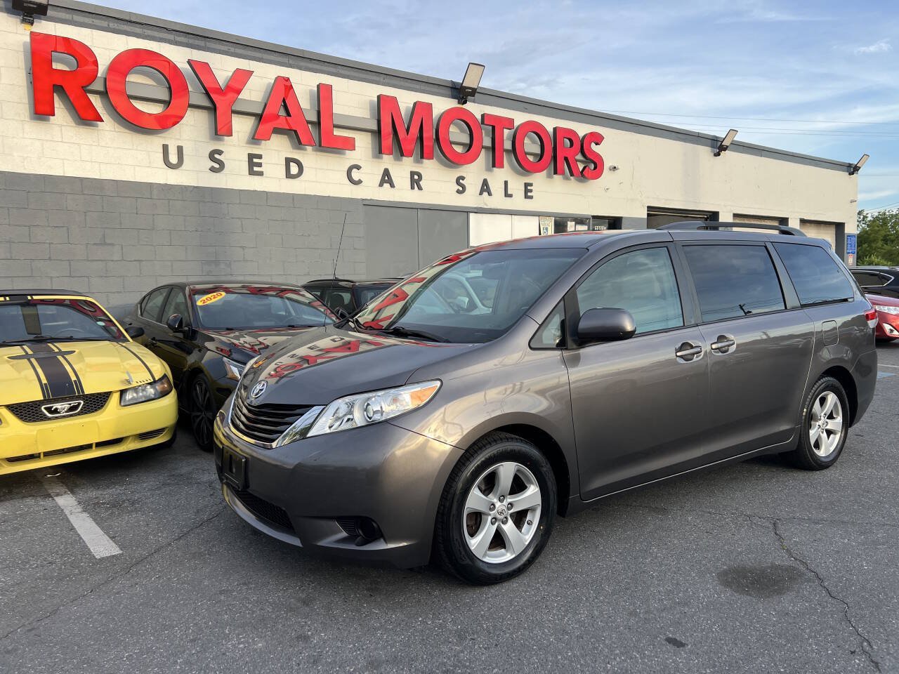 Used 2012 Toyota Sienna LE FWD image 1