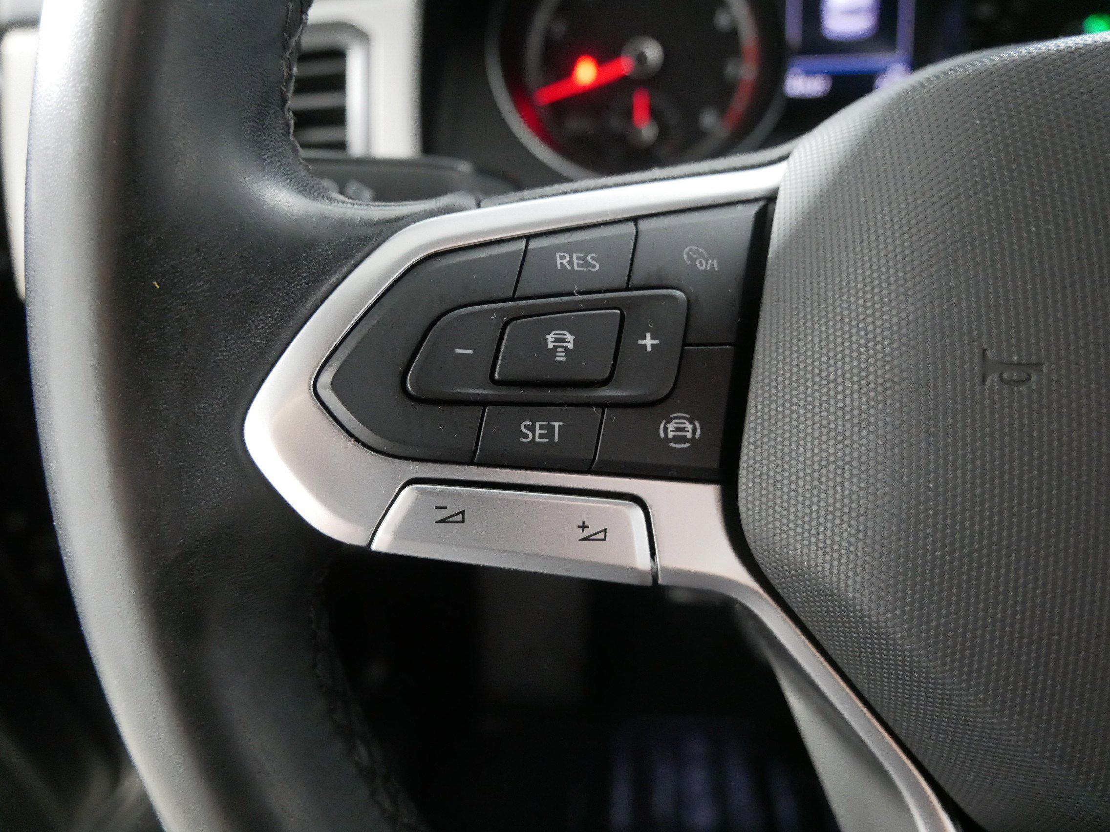 Certified 2020 Volkswagen Atlas Cross Sport SE image 27