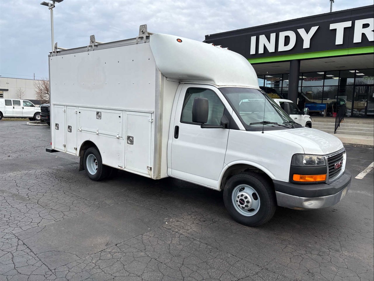 Used 2017 GMC Savana 3500 image 2