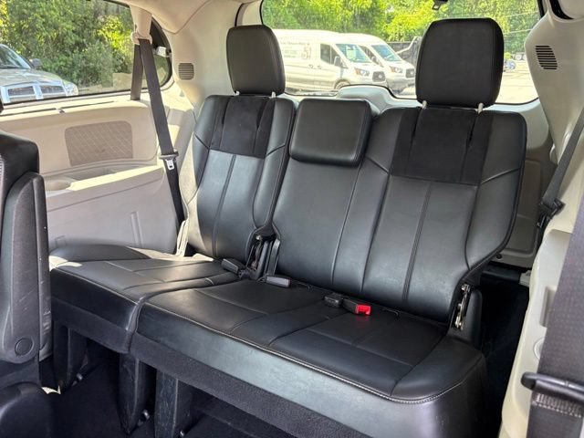 Used 2015 Chrysler Town & Country Limited Platinum FWD image 23