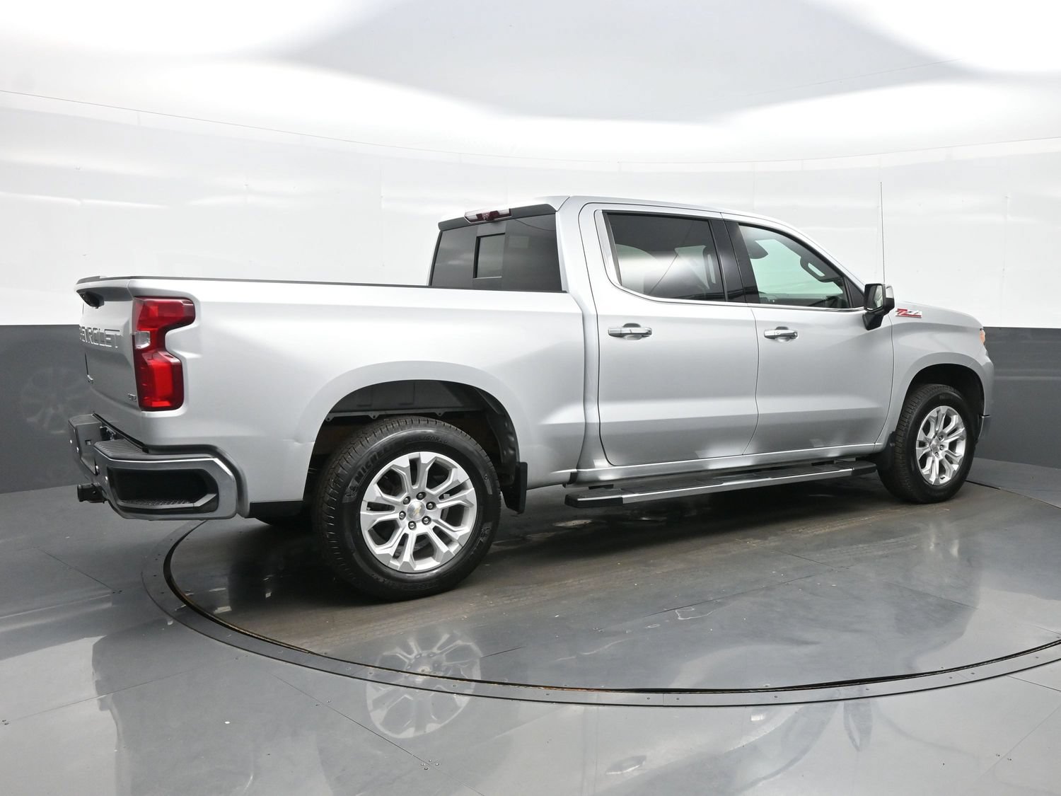 Used 2022 Chevrolet Silverado 1500 LTZ w/ LTZ Premium Package AWD/4WD image 6