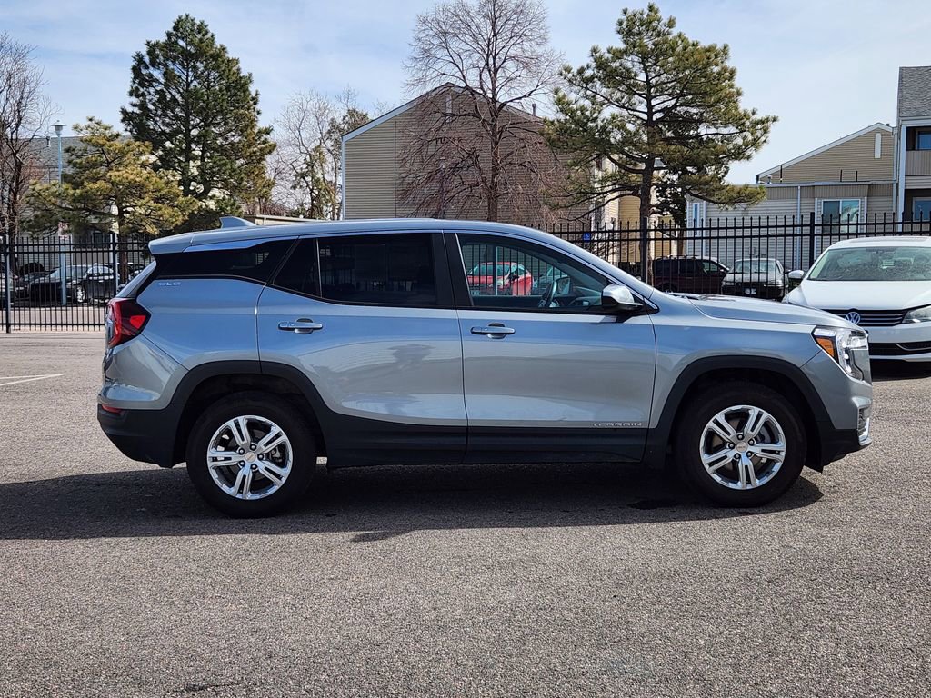 Used 2024 GMC Terrain SLE image 4