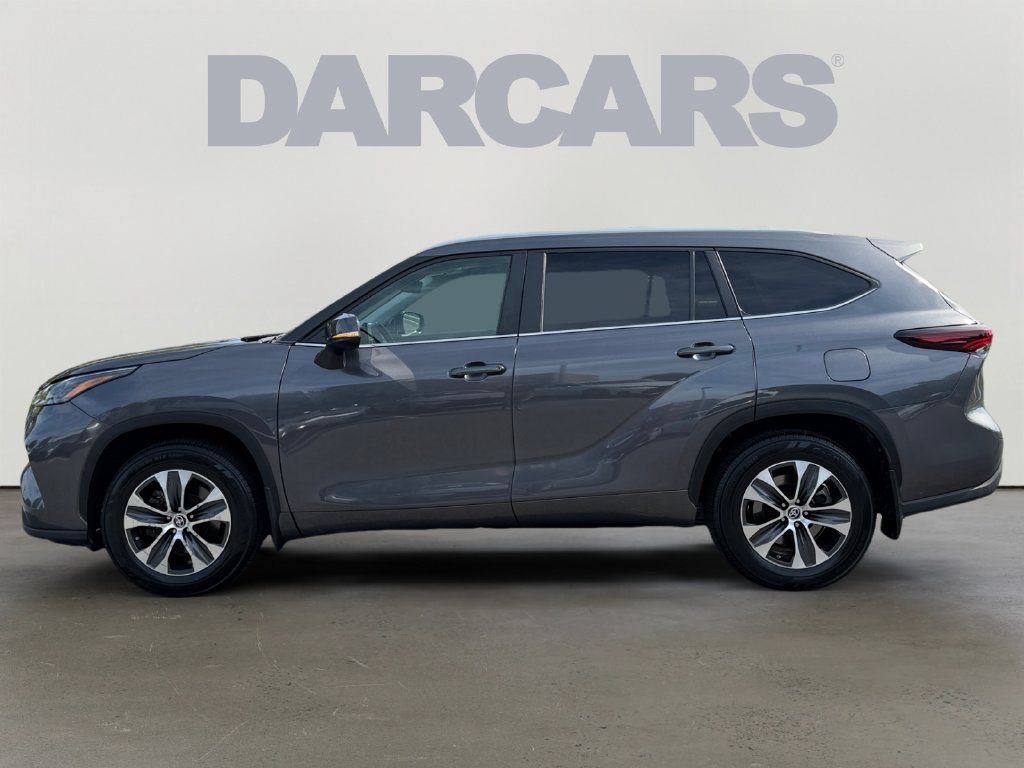 Used 2024 Toyota Highlander XLE AWD/4WD image 3