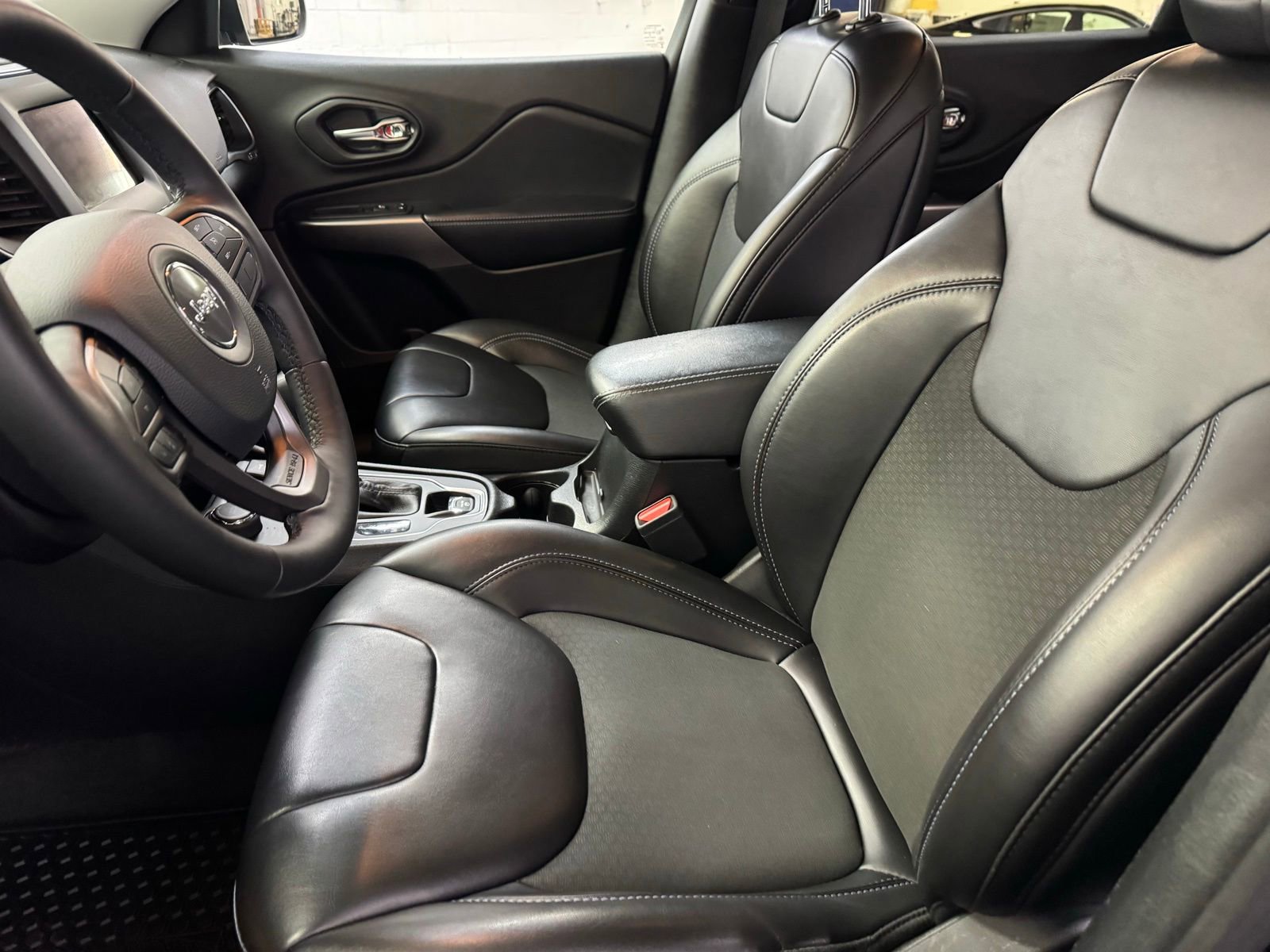 Used 2019 Jeep Cherokee Latitude Plus w/ Comfort/Convenience Group image 11