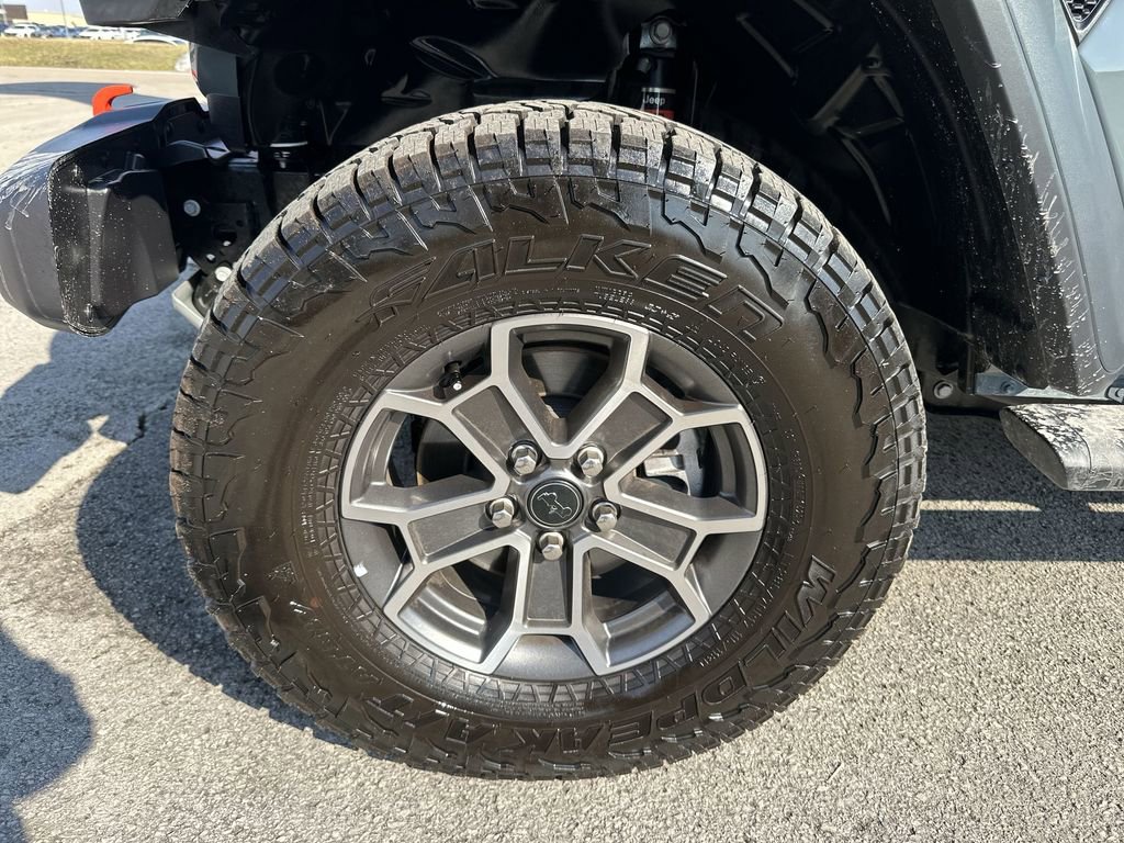 Used 2025 Jeep Gladiator Mojave w/ Convenience Group AWD/4WD image 10