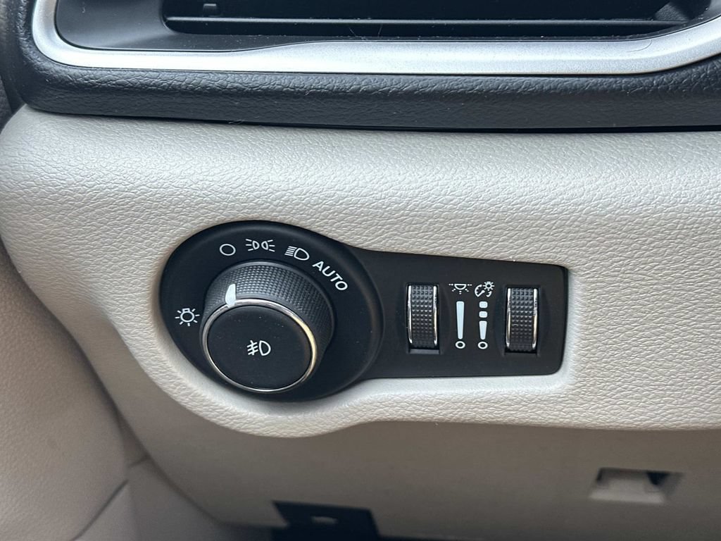 Used 2021 Chrysler Pacifica Touring-L FWD image 27