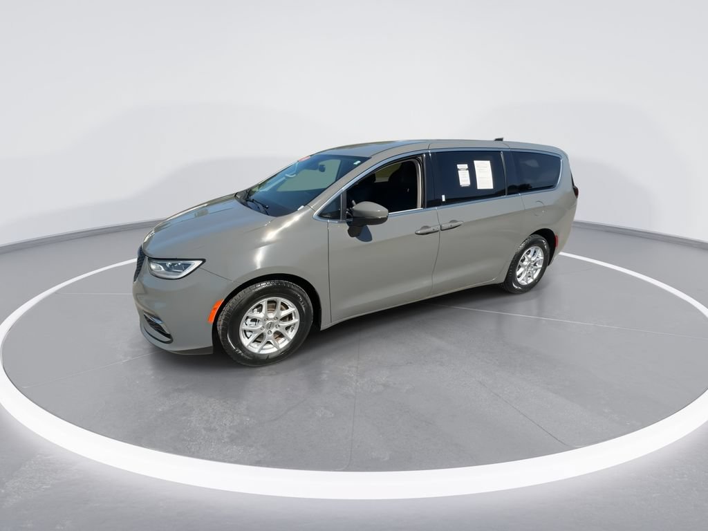 Used 2023 Chrysler Pacifica Touring-L FWD image 4