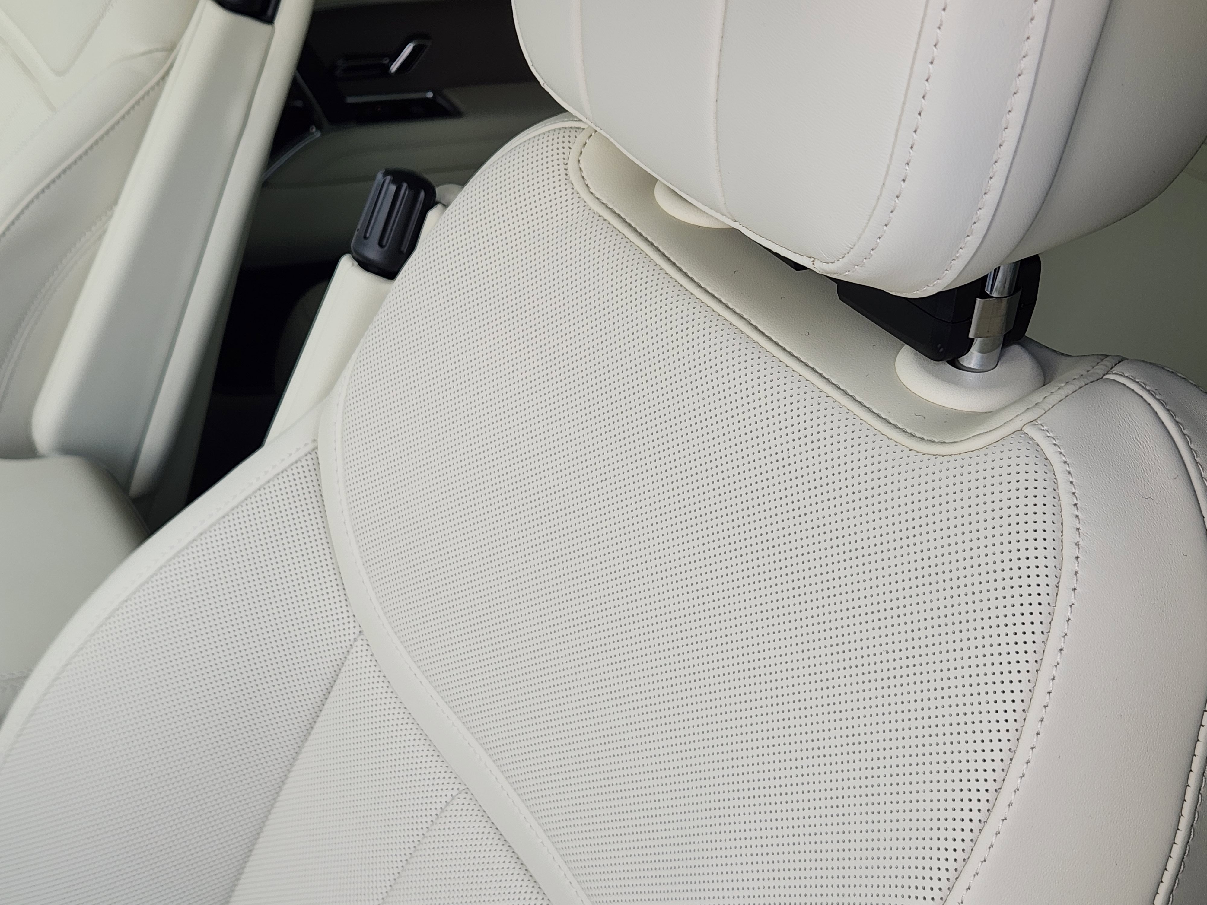 New 2026 Land Rover Range Rover SE image 15