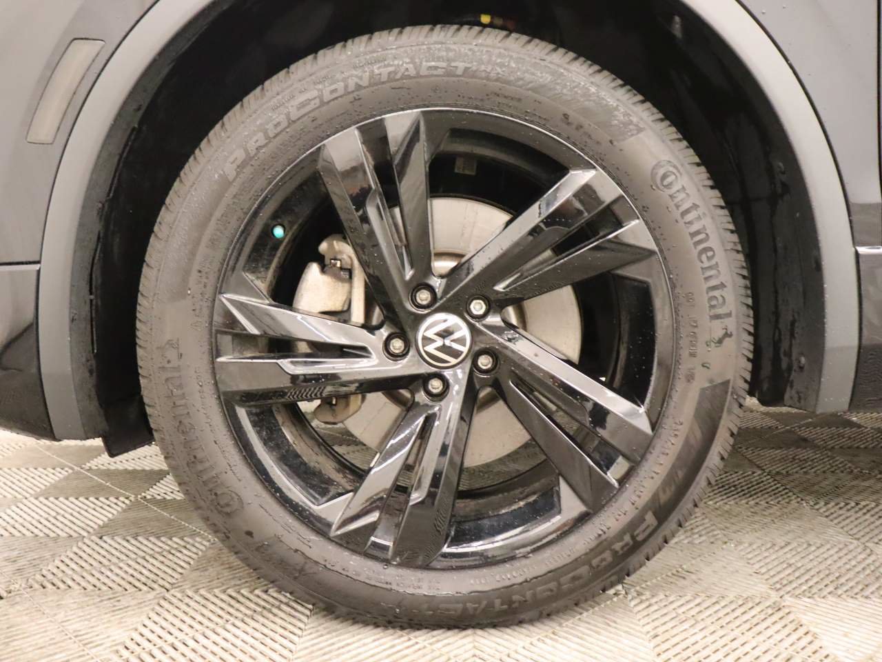 Used 2023 Volkswagen Tiguan SE R-Line AWD/4WD image 6