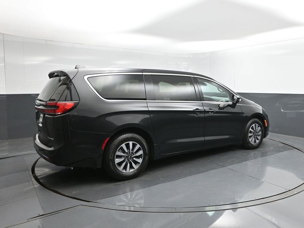 Used 2023 Chrysler Pacifica Touring-L image 11
