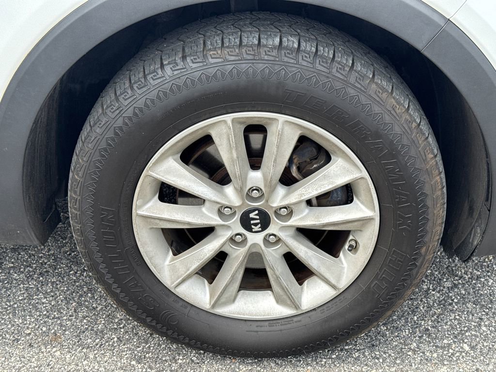 Used 2019 Kia Sorento FWD image 12