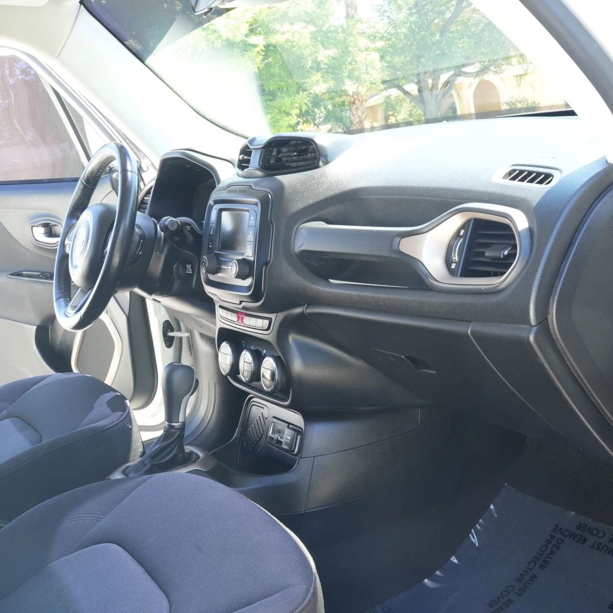 Used 2015 Jeep Renegade Latitude w/ Popular Equipment Group image 15