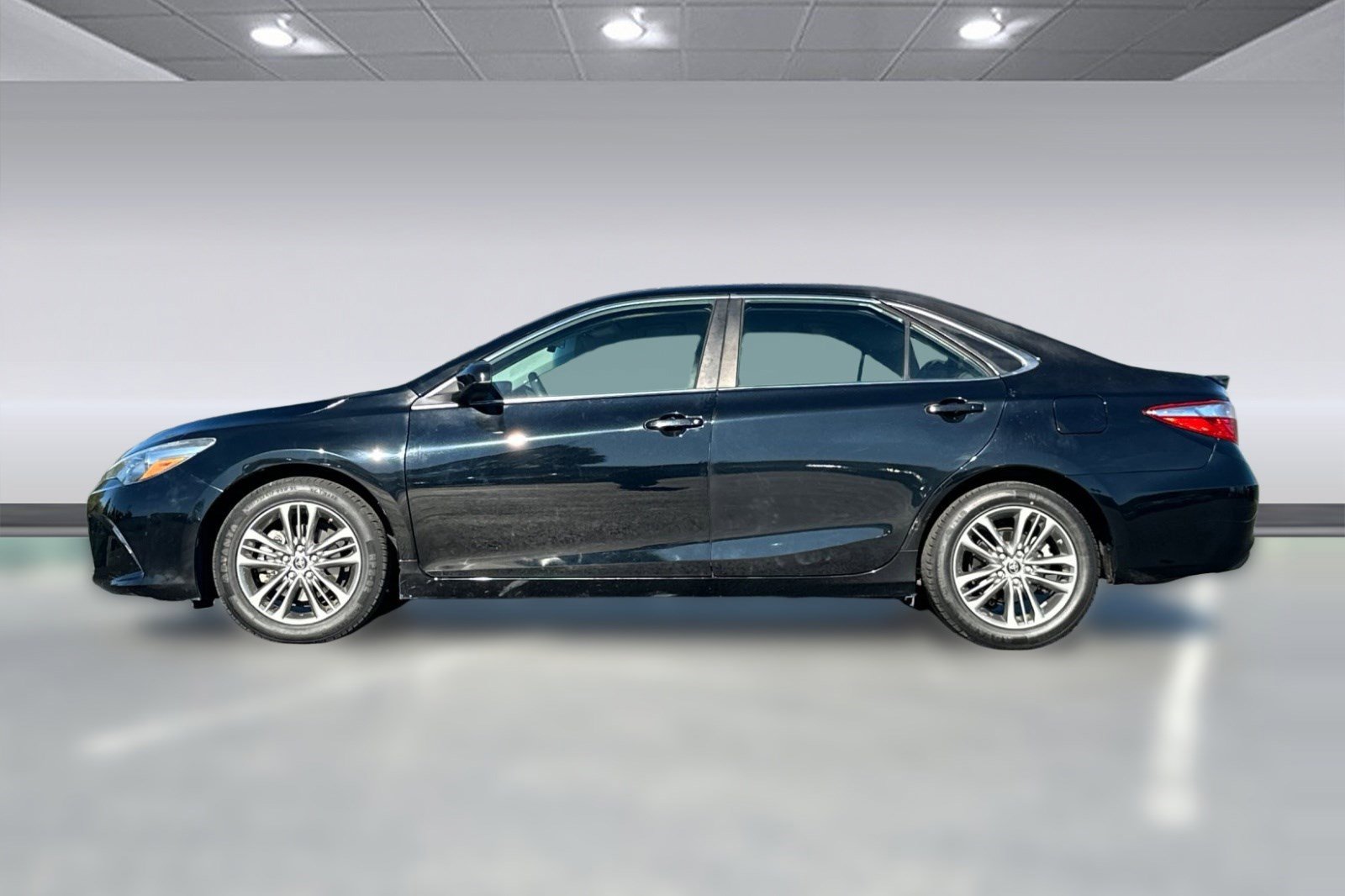 Used 2016 Toyota Camry SE image 2