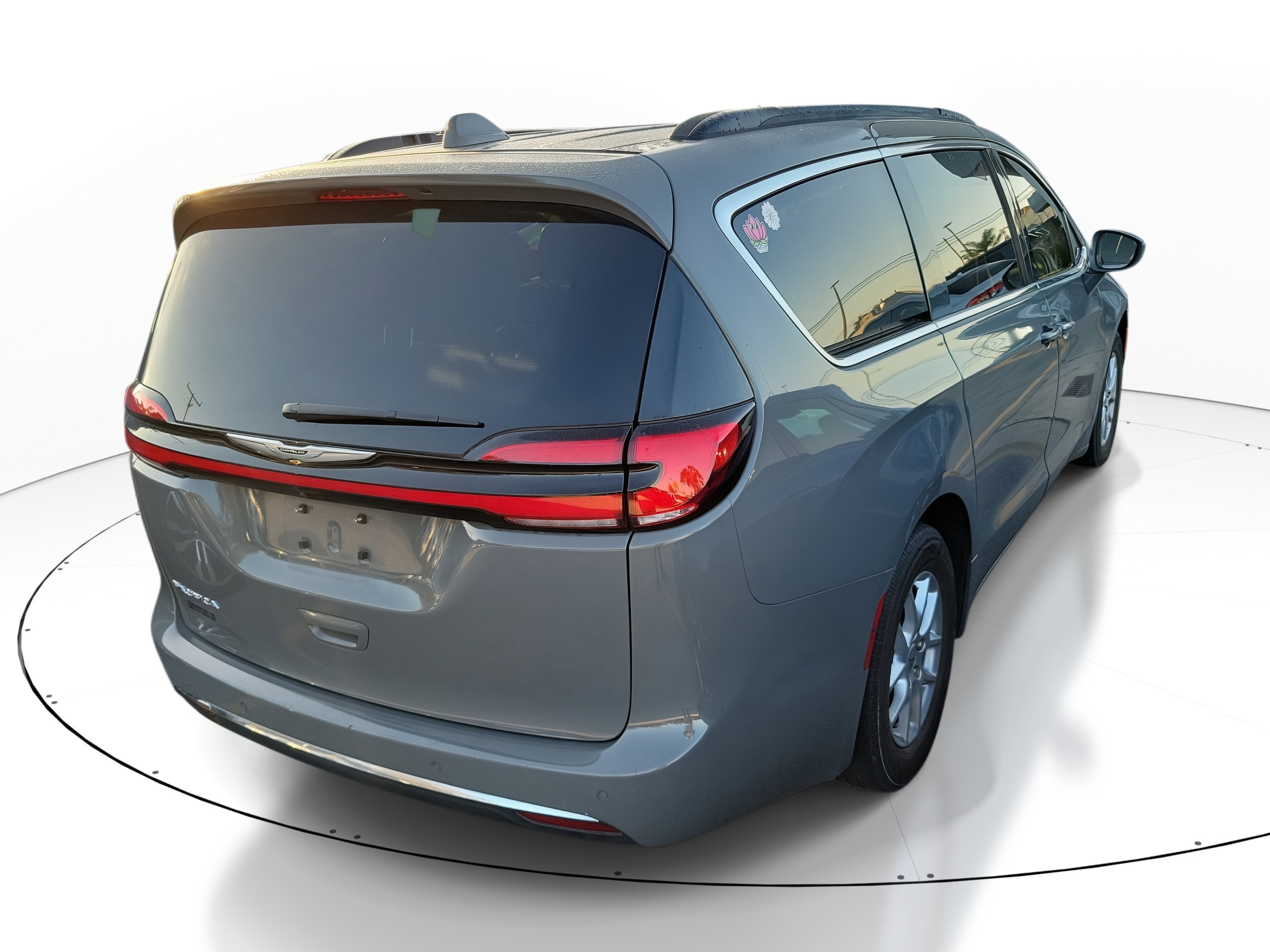 Used 2022 Chrysler Pacifica Touring-L image 9