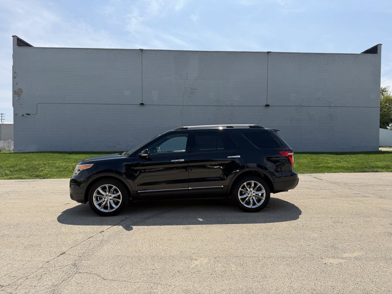 Used 2014 Ford Explorer XLT w/ Equipment Group 202A AWD/4WD image 4