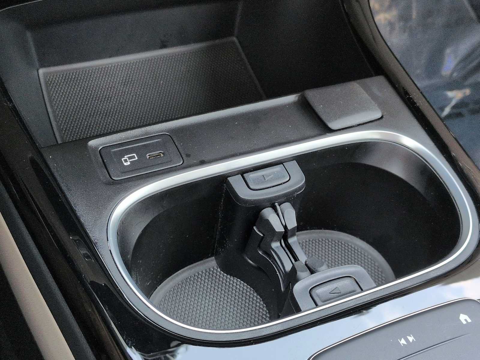 Used 2023 Mercedes-Benz CLA 250 4MATIC image 32