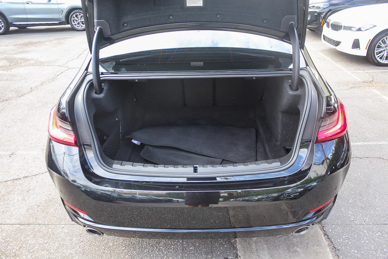 Used 2024 BMW 330i Sedan w/ Convenience Package RWD image 35