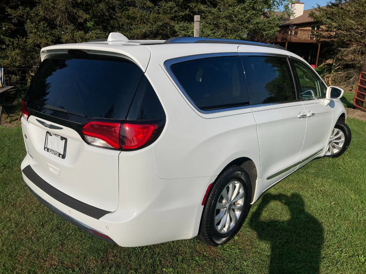 Used 2018 Chrysler Pacifica Touring-L image 8