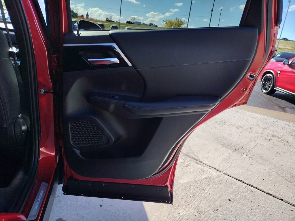 New 2025 Mitsubishi Outlander SE image 33