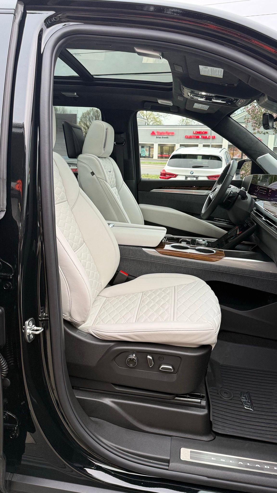 Used 2026 Cadillac Escalade Platinum Sport w/ LPO, ONYX Package AWD/4WD image 11