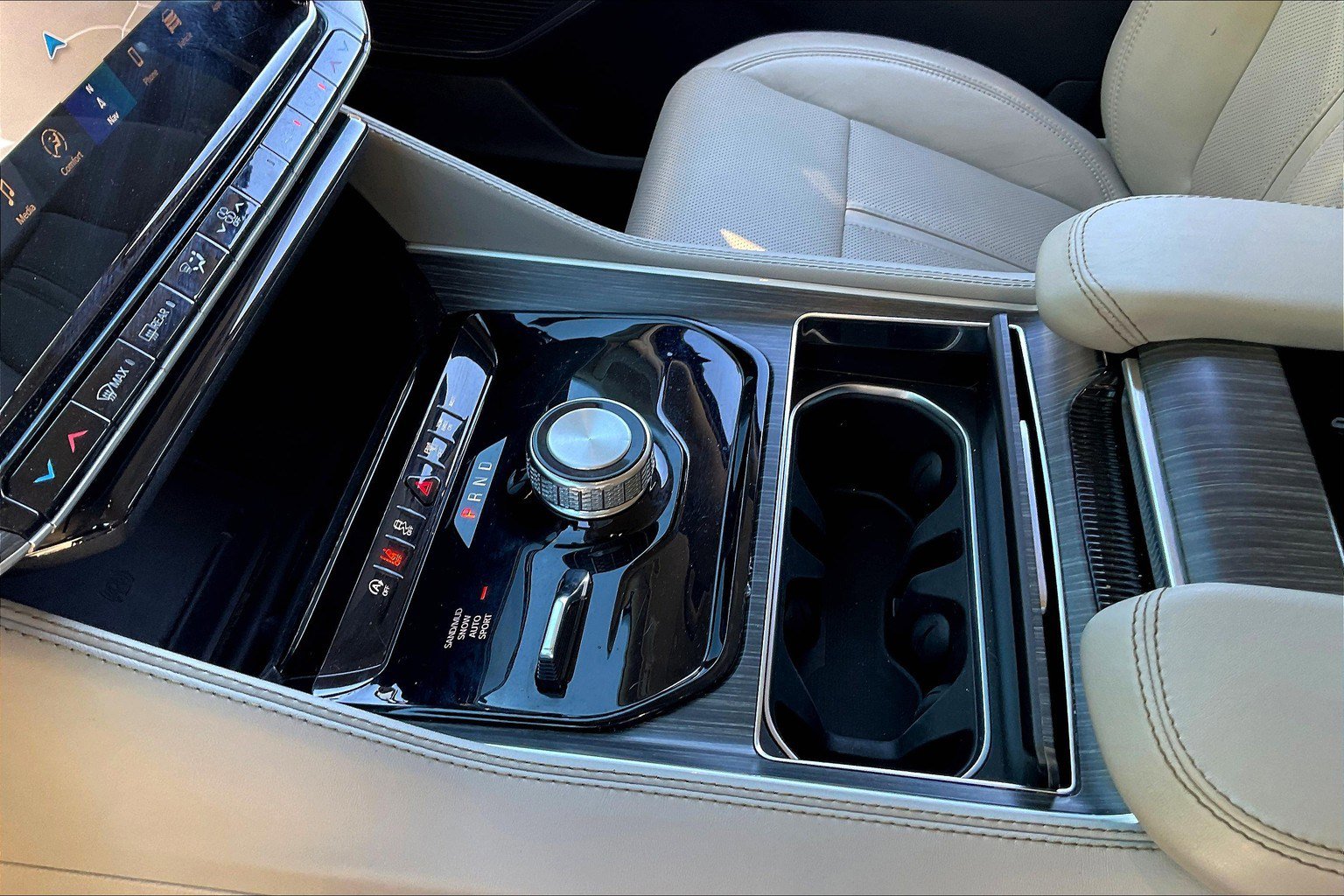 Used 2024 Jeep Wagoneer Series II w/ Flexible Seating Group image 14