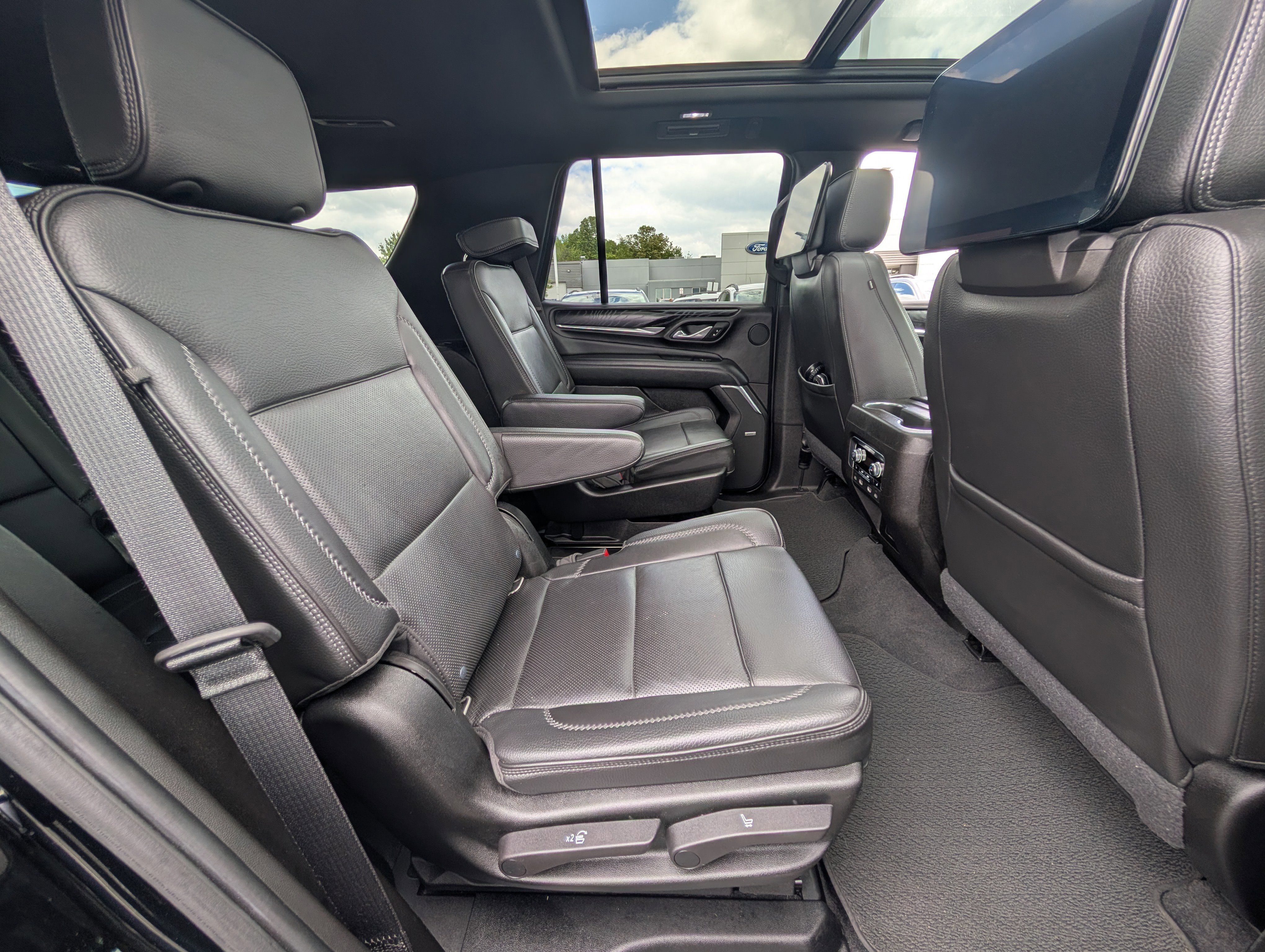 Used 2021 GMC Yukon Denali w/ Denali Premium Package AWD/4WD image 11