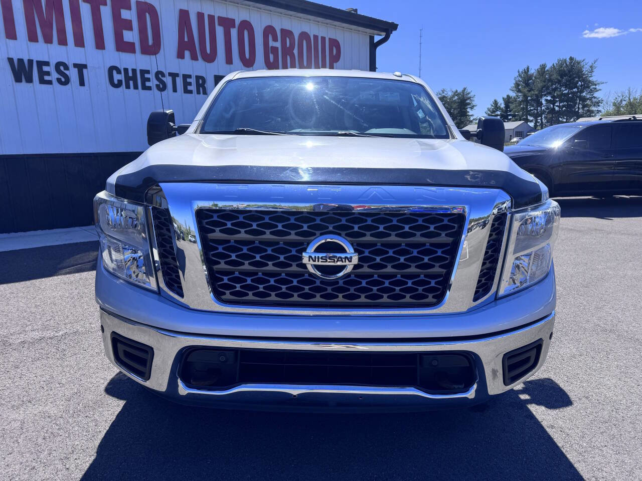 Used 2018 Nissan Titan SV w/ SV Convenience Package AWD/4WD image 2