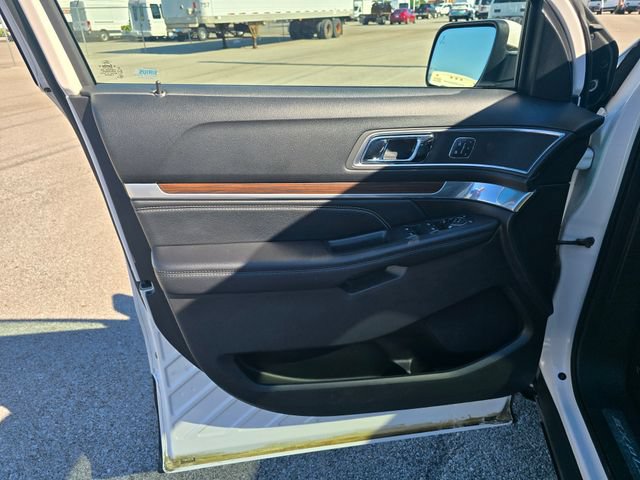 Used 2017 Ford Explorer Limited w/ Equipment Group 301A FWD image 9