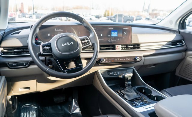 Used 2025 Kia Carnival EX image 18
