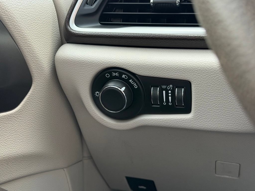 Used 2017 Chrysler Pacifica Touring FWD image 17