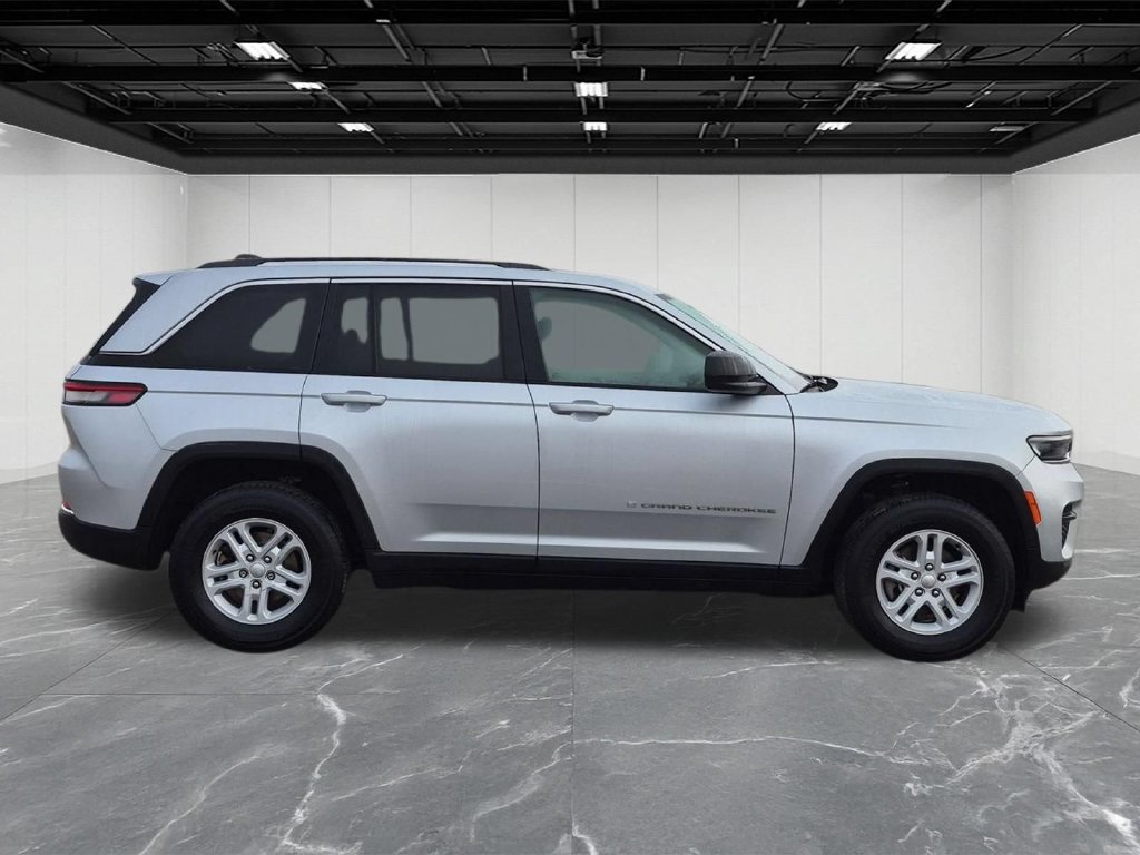 Used 2024 Jeep Grand Cherokee Laredo AWD/4WD image 6