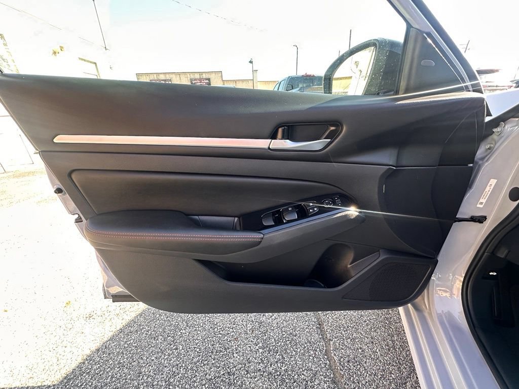 Certified 2025 Nissan Altima 2.5 SR FWD image 14