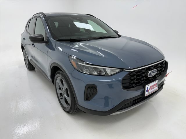 Used 2025 Ford Escape ST-Line w/ Tech Pack #1 FWD image 2