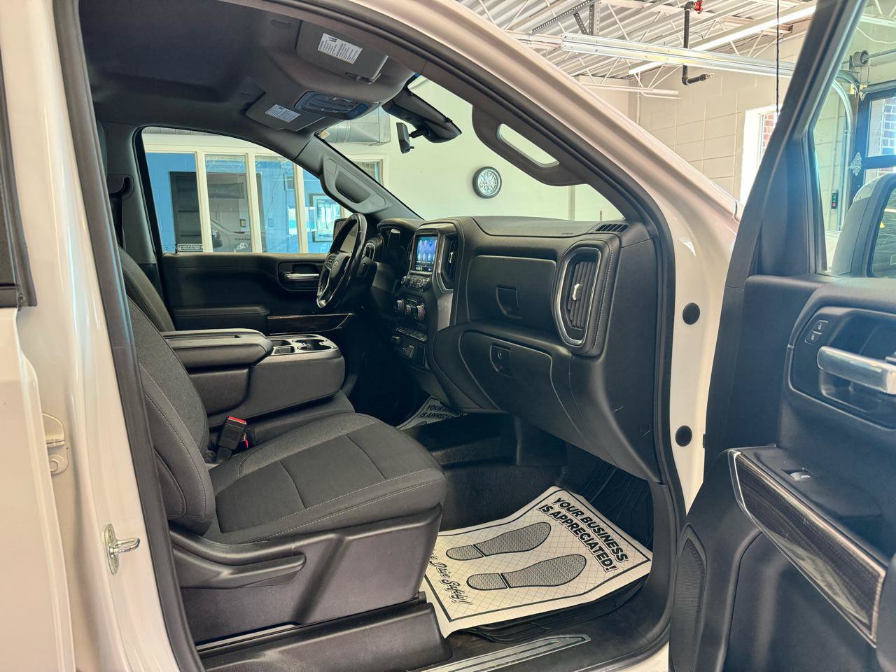 Used 2020 Chevrolet Silverado 1500 LT w/ Convenience Package AWD/4WD image 28