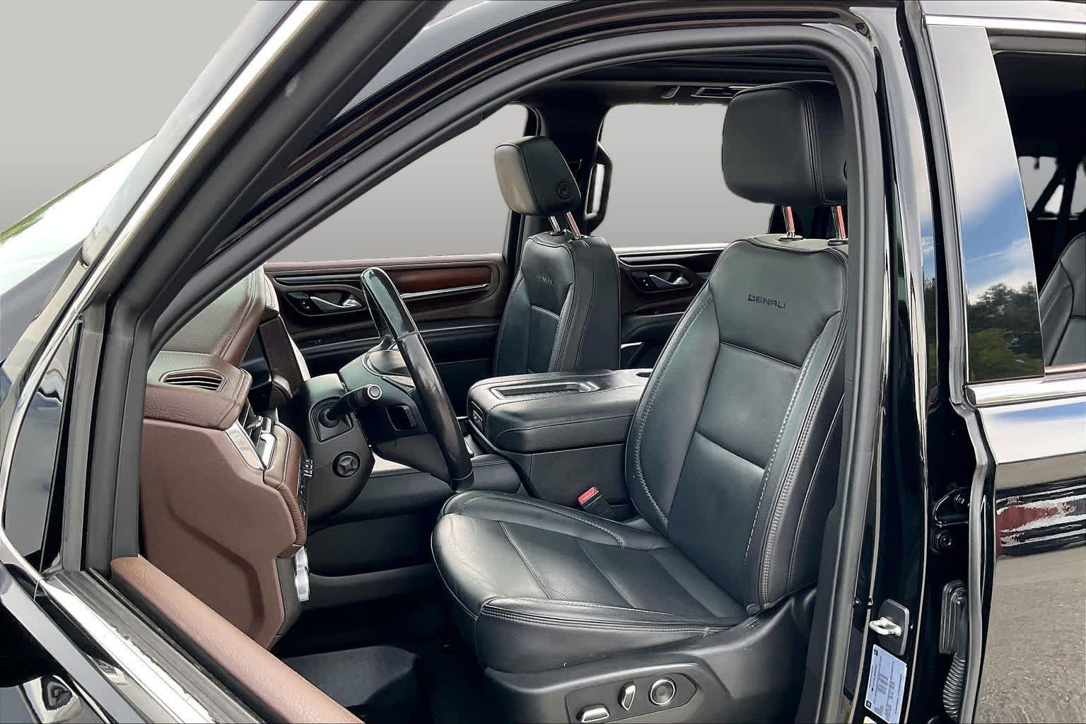 Used 2021 GMC Yukon XL Denali w/ Denali Premium Package AWD/4WD image 8